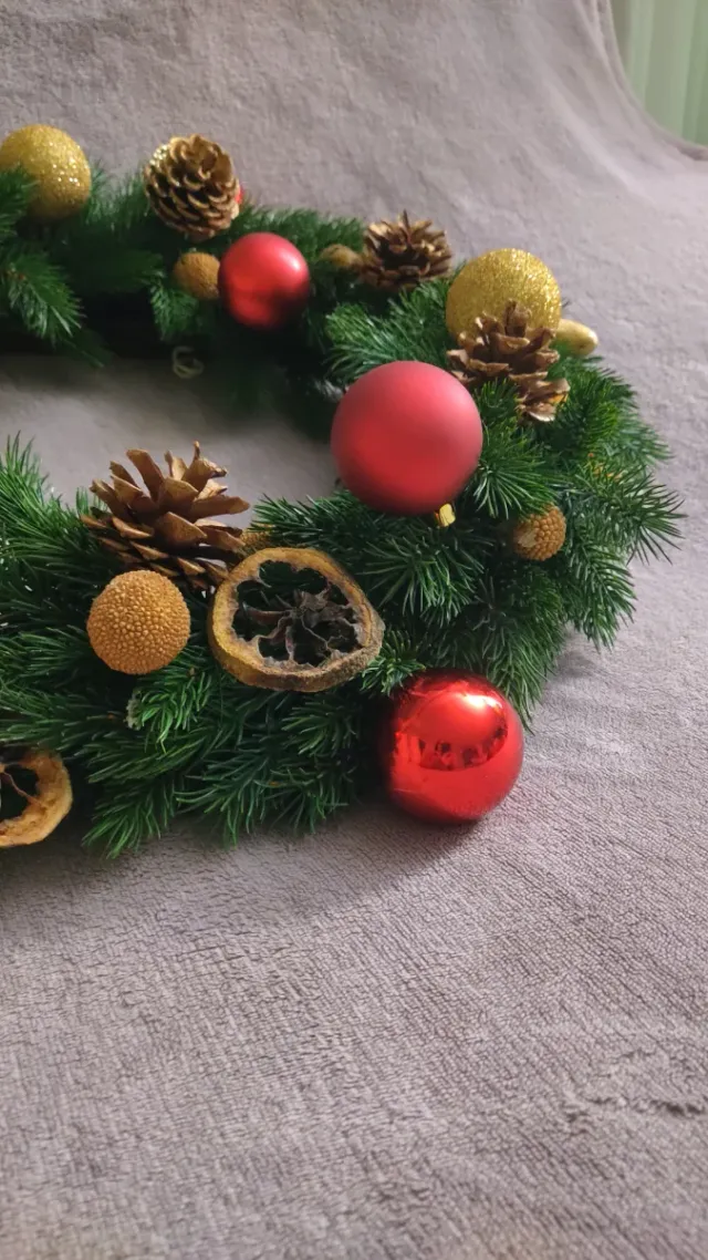 Corona natalizia decorata