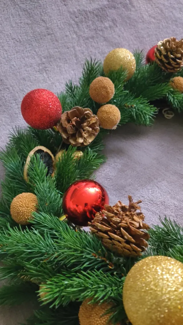 Corona natalizia decorata