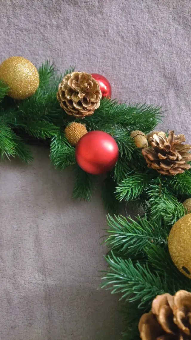 Corona natalizia decorata