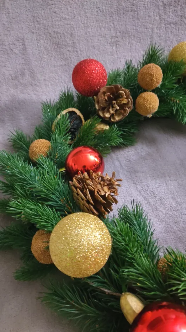 Corona natalizia decorata