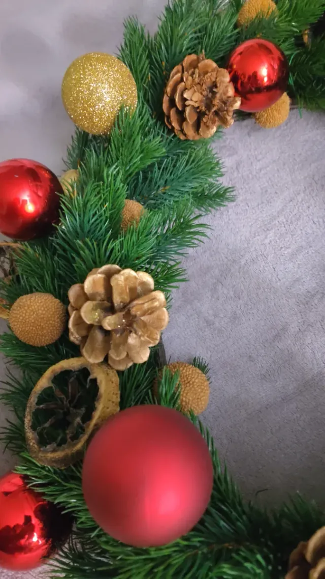 Corona natalizia decorata