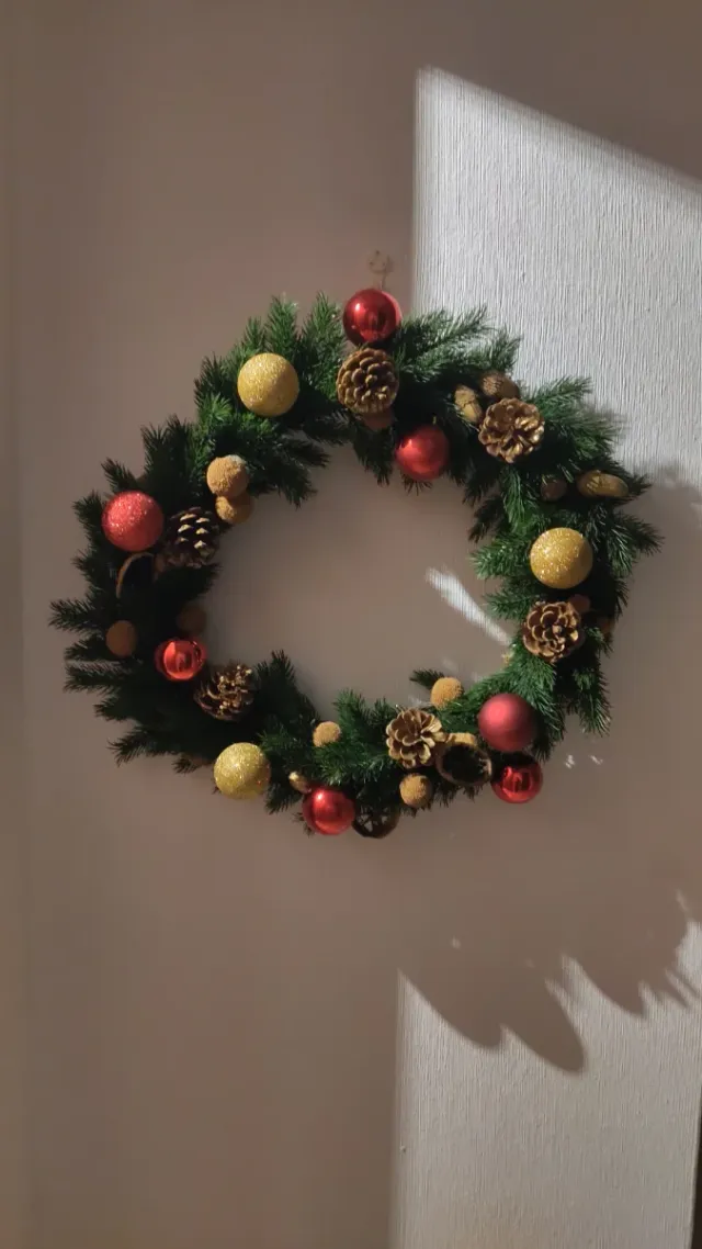 Corona natalizia decorata