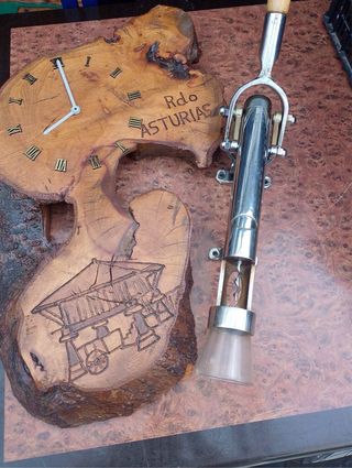 Orologio in legno Asturias con cavatappi