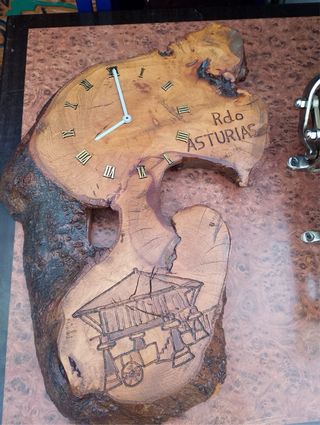 Orologio in legno Asturias con cavatappi