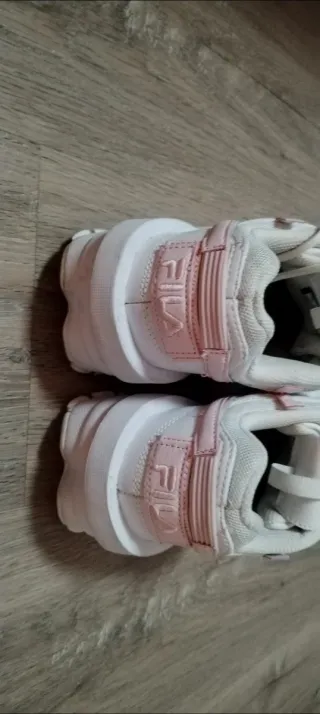 Zapatillas Fila Blancas y Rosas