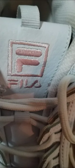 Zapatillas Fila Blancas y Rosas