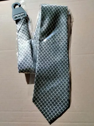 Corbata gris y negra con estampado
