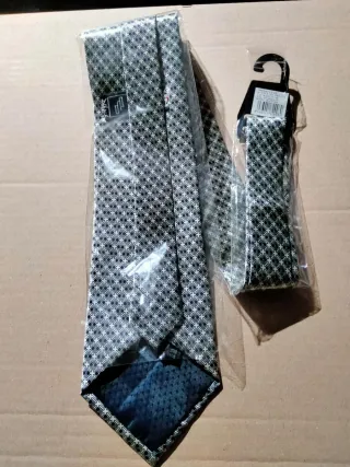 Corbata gris y negra con estampado