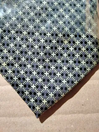 Corbata gris y negra con estampado