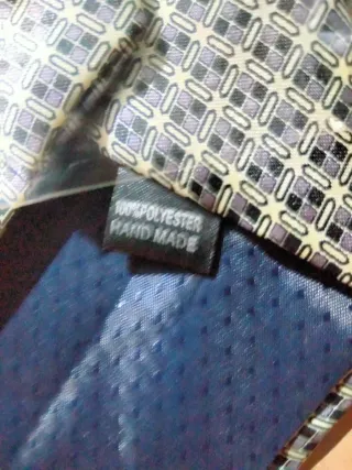 Corbata gris y negra con estampado