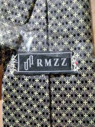 Corbata gris y negra con estampado