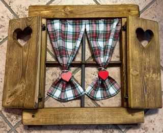 Finestrella in legno con grata e tendine