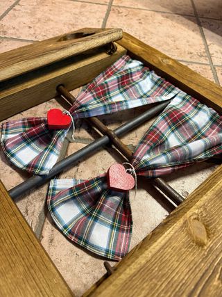 Finestrella in legno con grata e tendine