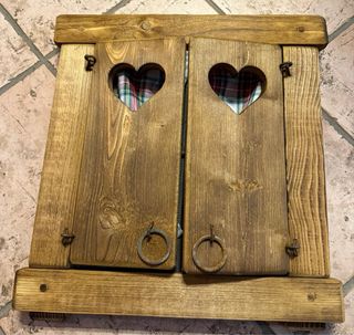 Finestrella in legno con grata e tendine