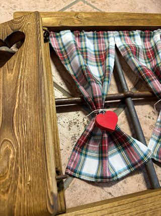 Finestrella in legno con grata e tendine