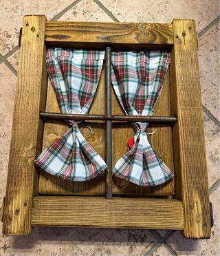 Finestrella in legno con grata e tendine