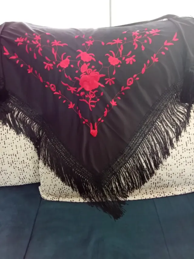 Mantón mujer negro con flores rojas y flecos