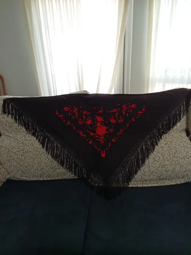 Mantón mujer negro con flores rojas y flecos