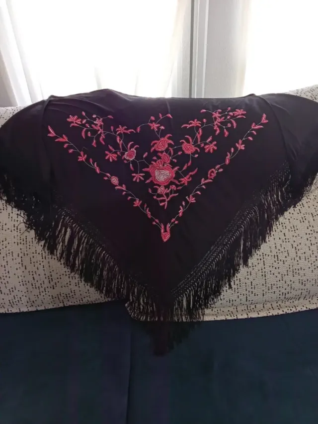 Mantón mujer negro con flores rojas y flecos