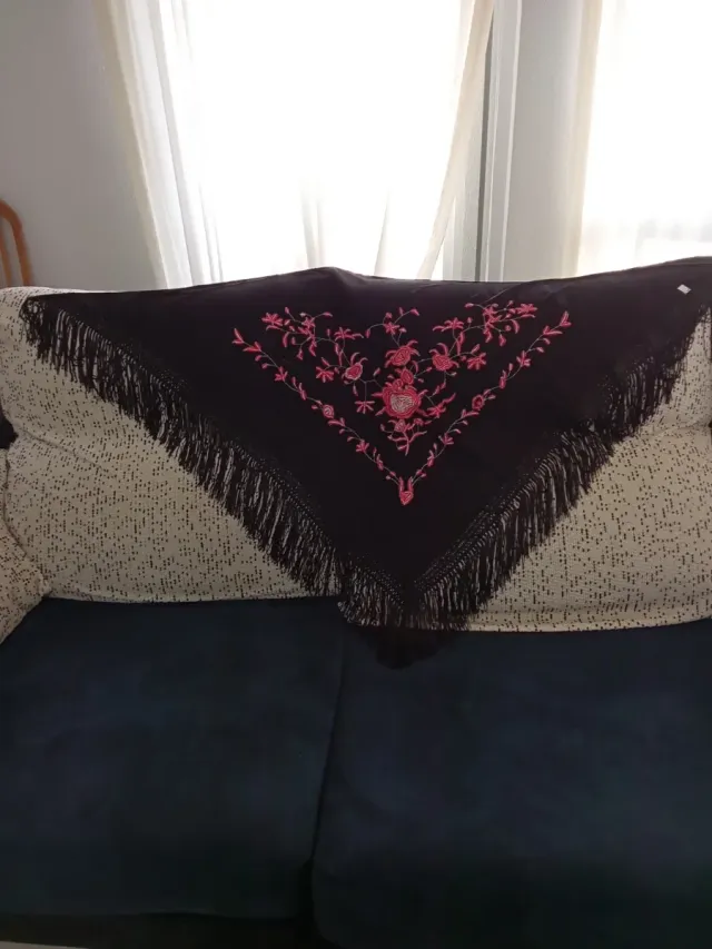 Mantón mujer negro con flores rojas y flecos