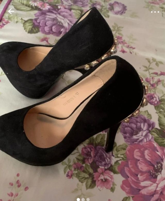 Zapatos de tacón negros adornados