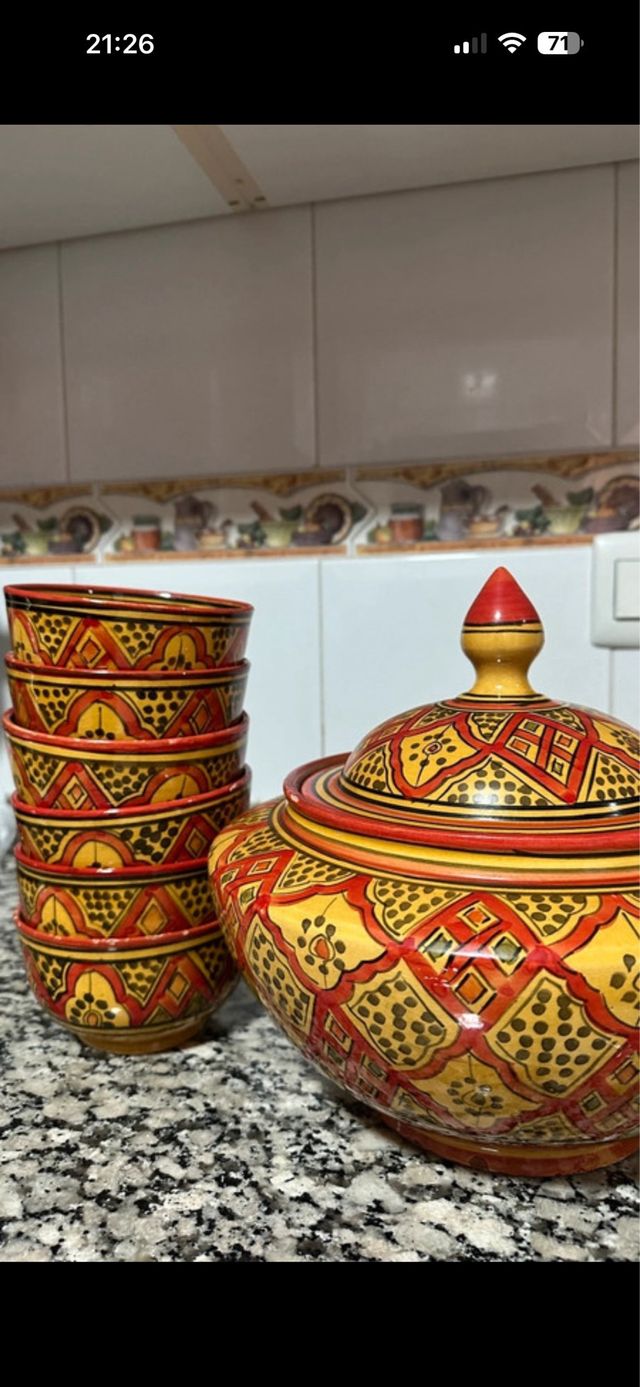 Sopera y cuencos de cerámica pintados