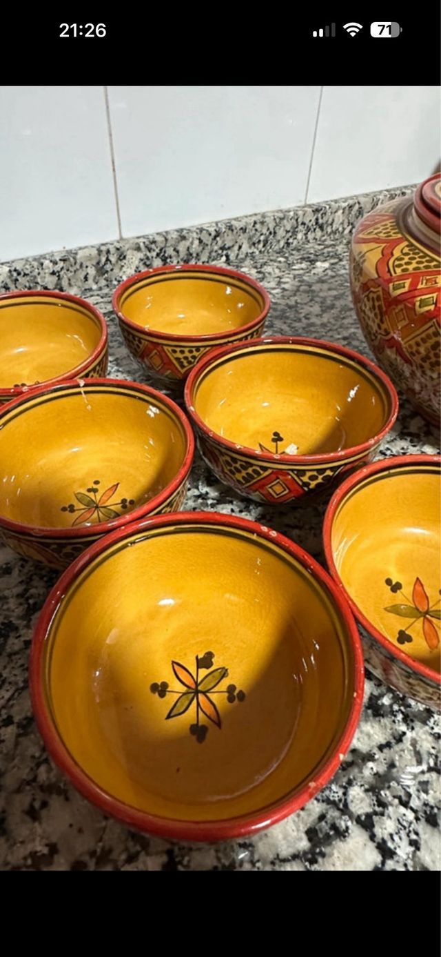 Sopera y cuencos de cerámica pintados