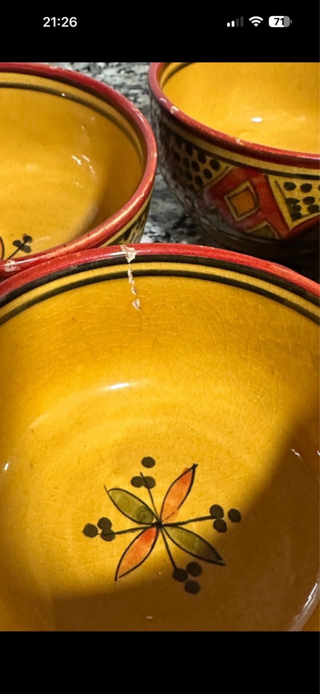 Sopera y cuencos de cerámica pintados