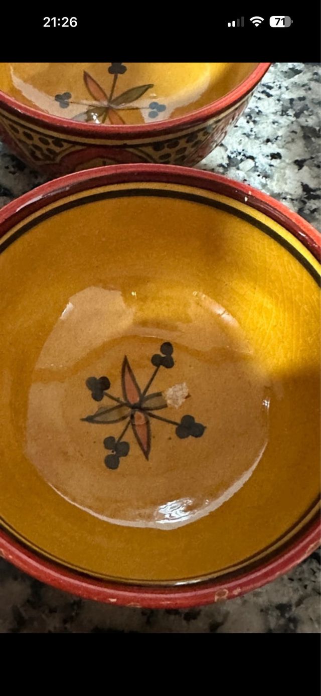 Sopera y cuencos de cerámica pintados