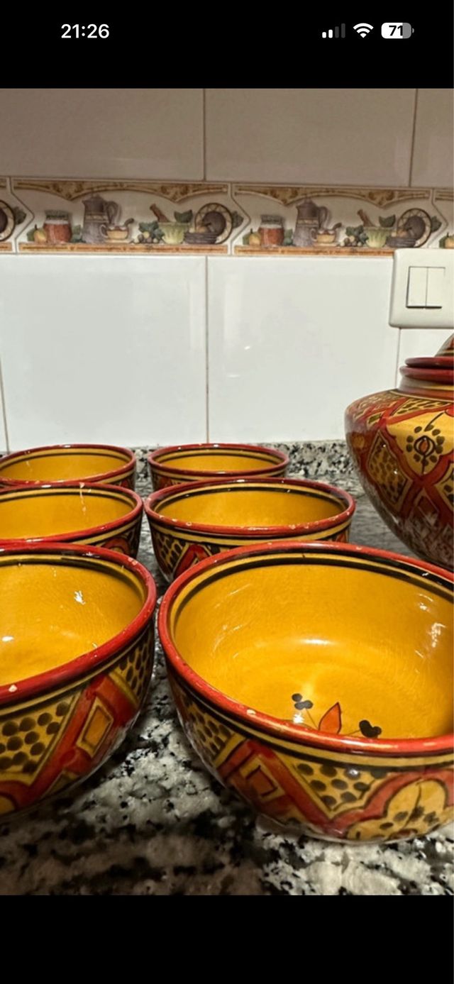 Sopera y cuencos de cerámica pintados