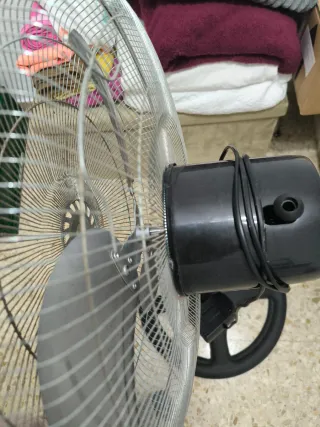 Ventilador de pie plateado y negro