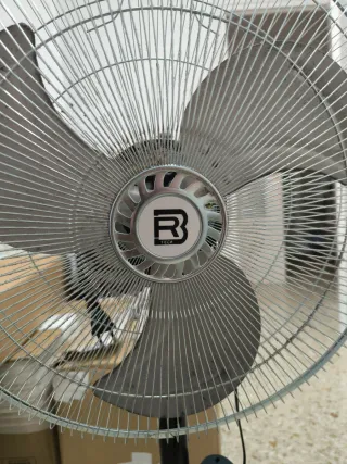 Ventilador de pie plateado y negro