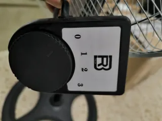 Ventilador de pie plateado y negro