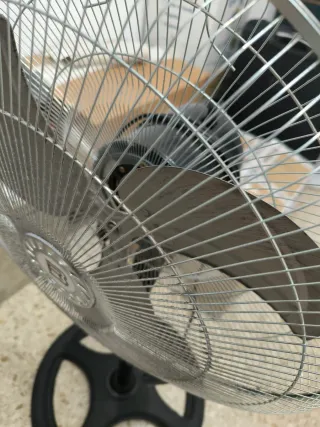 Ventilador de pie plateado y negro