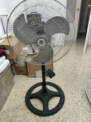 Ventilador de pie plateado y negro