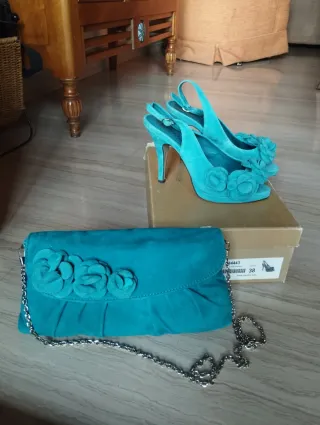Zapatos de tacón y bolso de ante floral turquesa
