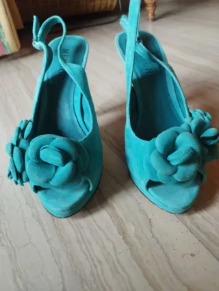 Zapatos de tacón y bolso de ante floral turquesa