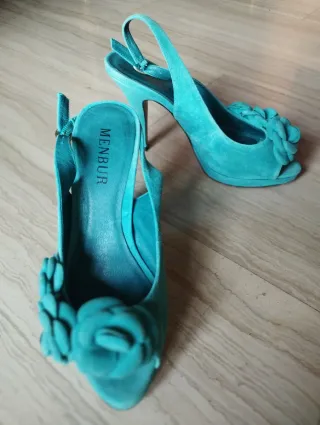 Zapatos de tacón y bolso de ante floral turquesa
