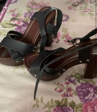 Sandalias de tacón negras y marrones