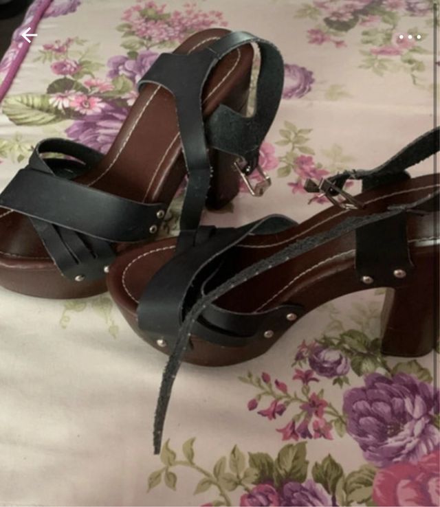 Sandalias de tacón negras y marrones