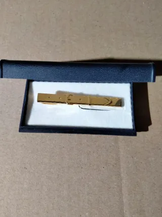 Alfiler de corbata dorado