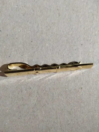 Alfiler de corbata dorado