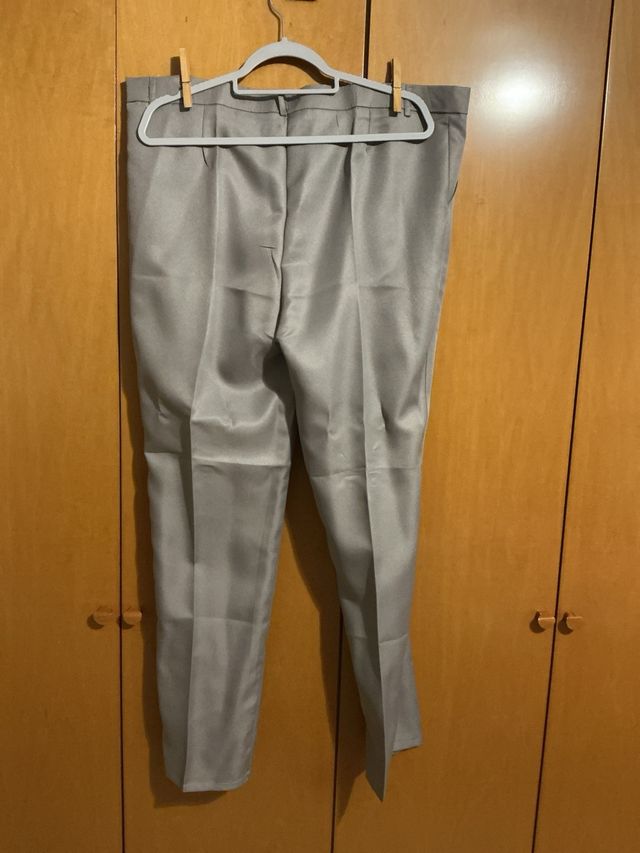 Traje de cavaleiro cinza