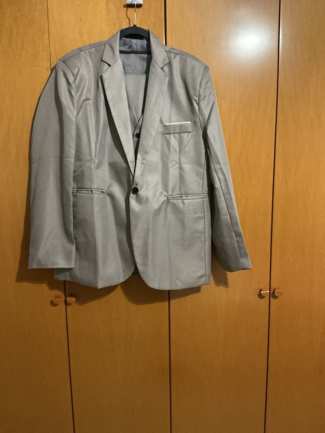 Traje de cavaleiro cinza