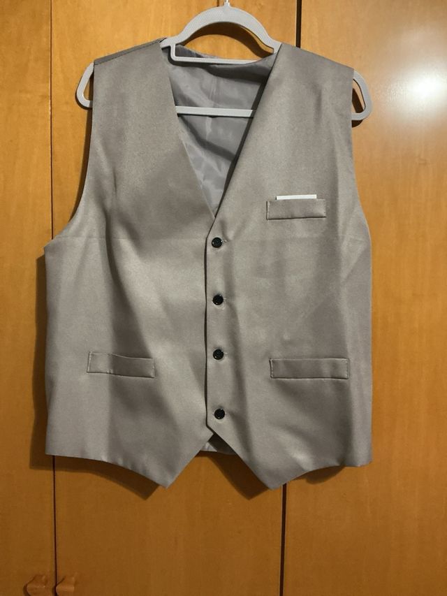 Traje de cavaleiro cinza