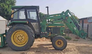 Lote John Deere 2140 con pala.