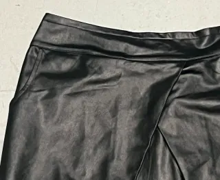 Falda mini efecto mojado negra