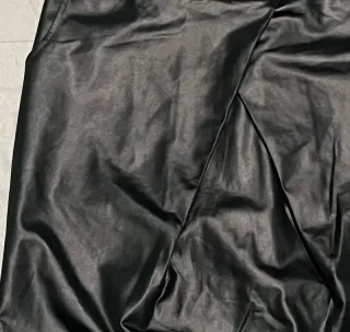 Falda mini efecto mojado negra