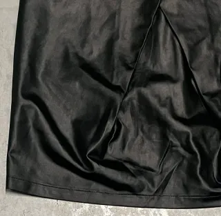 Falda mini efecto mojado negra