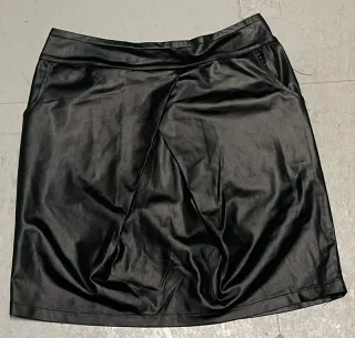 Falda mini efecto mojado negra